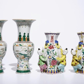 Une paire de vases à suspendre en porcelaine de Chine famille rose et une paire de vases yenyen famille verte, 18/19ème