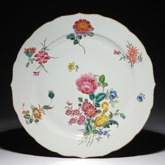 Een Chinese famille rose schotel met fijn floraal decor, Qianlong