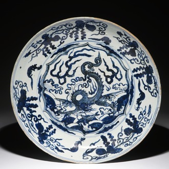 Een zeer grote Chinese blauwwitte schotel met een draak, Jiajing