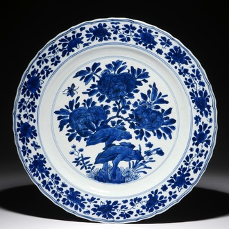 Een Chinese blauwwitte schotel met floraal decor, Kangxi merk en periode