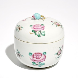 Une boîte couverte en porcelaine de Chine famille rose à décor floral, Qianlong