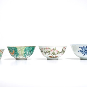 Quatre bols en porcelaine de Chine famille rose et bleu et blanc, 19/20ème