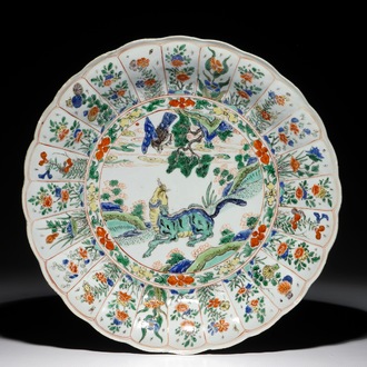 Un plat polylobé en porcelaine de Chine famille verte à décor d'un tigre, Kangxi