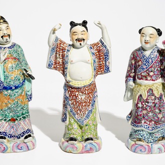 Trois figures en porcelaine de Chine famille rose, 19/20ème