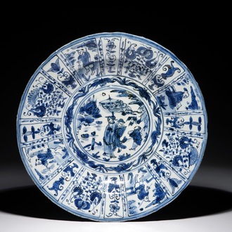 Een Chinese blauwwitte kraak porseleinen schotel met figurendecor, Wanli