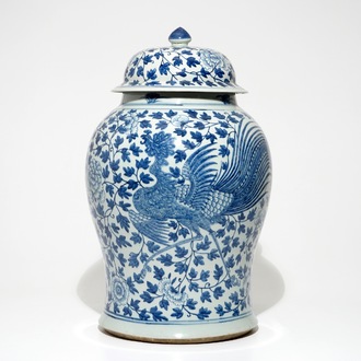 Un grand vase couvert de forme balustre en porcelaine de Chine bleu et blanc, 19ème