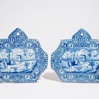 Une paire de plaques en faïence de Delft bleu et blanc aux voyageurs dans un paysage, 18ème