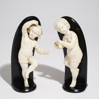 Une paire de modèles de putti en ivoire sculpté, France, 18ème