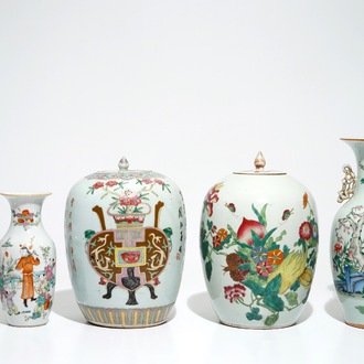 Cinq vases en porcelaine de Chine famille rose, 19/20ème