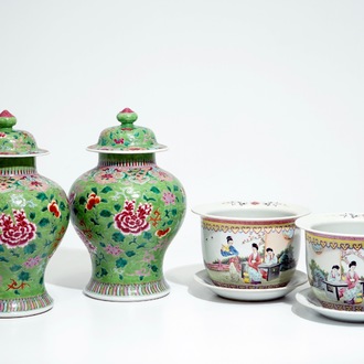 Une paire de vases couverts et une paire de jardinières sur présentoirs en porcelaine de Chine famille rose, 19/20ème