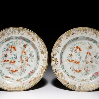 Une paire d'assiettes en porcelaine de Chine famille rose aux poissons, Yongzheng