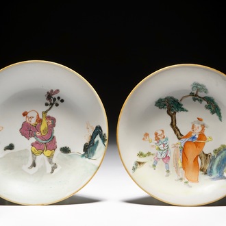 Twee Chinese famille rose bordjes met decor van buitenlanders, Qianlong/Jiaqing