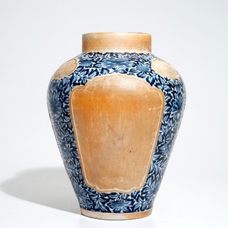 Un vase en porcelaine d'Arita bleu et blanc aux panneaux en biscuit, 17/18ème