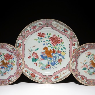 Een Chinese famille rose schotel en twee borden met decor van mandarijn eenden, Qianlong