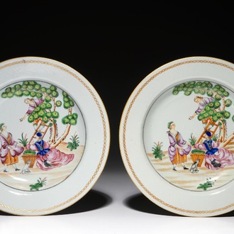 Une paire d'assiettes en porcelaine de Chine famille rose à la cueillette des cerises, Qianlong