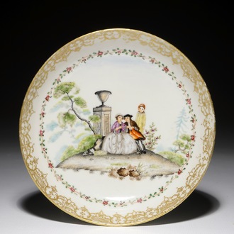 Een Chinees export porseleinen bordje met "Commedia dell'Arte" decor naar Watteau, Qianlong