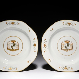 Une paire d'assiettes armoiriées octagonaux en porcelaine de Chine, Qianlong