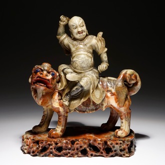 Une figure de l'immortel Vaishravana sur un lion bouddhiste en pierre de savon, Kangxi/Qianlong