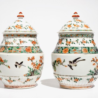 Une paire de vases couverts en porcelaine de Chine famille verte, Kangxi