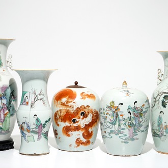 Cinq vases en porcelaine de Chine famille rose, 19/20ème