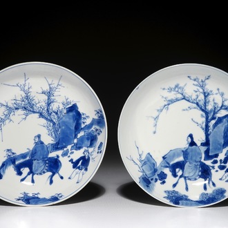 Une paire d'assiettes en porcelaine de Chine bleu et blanc aux décors d'un sage sur un âne, marque et époque de Kangxi