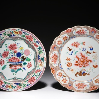 Deux plats en porcelaine de Chine famille rose aux décors floraux, Yongzheng/Qianlong