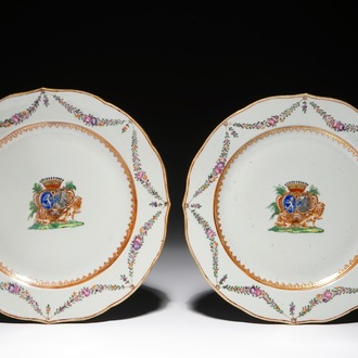 Une paire d'assiettes aux armoiries d'alliances en porcelaine de Chine famille rose, Qianlong