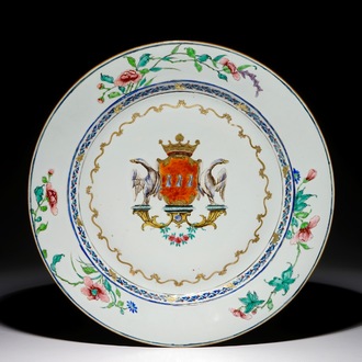 Un plat armoirié en porcelaine de Chine famille rose, Yongzheng