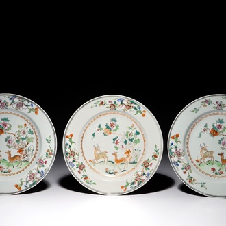 Trois assiettes en porcelaine de Chine famille rose aux décors de cerfs, Qianlong