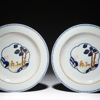 Une paire de plats aux cerfs en porcelaine de Chine polychrome, Qianlong