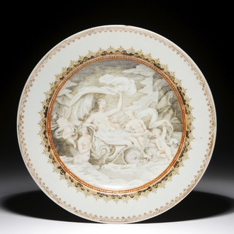 Une assiette en porcelaine de Chine grisaille à décor mythologique d'Aphrodite, Qianlong