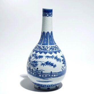 Un vase de forme bouteille en porcelaine de Chine bleu et blanc, marque et époque de Guangxu