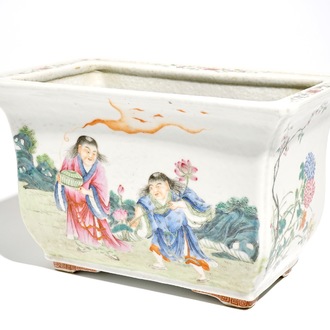 Een Chinese famille rose jardinière met figurendecor, Guangxu merk en wellicht periode