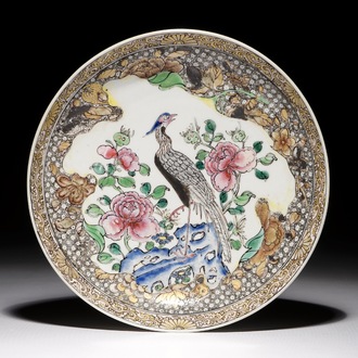 Une assiette en porcelaine de Chine famille rose à décor d'un paon, Yongzheng