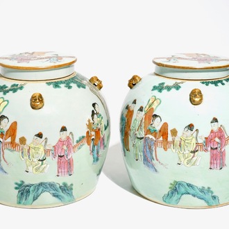Une paire de pots couverts en porcelaine de Chine famille rose, 19ème