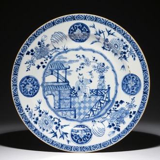 Un grand plat en porcelaine de Chine bleu et blanc à décor d'un garçon, Qianlong