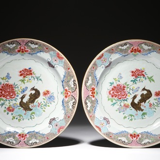Une paire de grands plats en porcelaine de Chine famille rose aux canards mandarins, Yongzheng