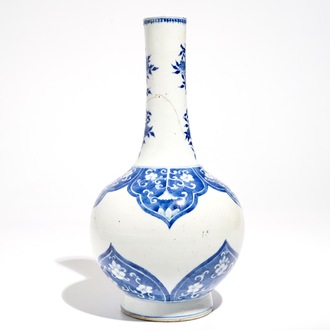 Un vase de forme bouteille en porcelaine de Chine bleu et blanc, marque et époque de Kangxi