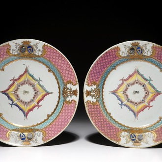 Une paire d'assiettes aux armoiries d'alliance de marriage pour le marché français, Chine, Qianlong, vers 1737