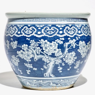 Un aquarium en porcelaine de Chine bleu et blanc, 19ème