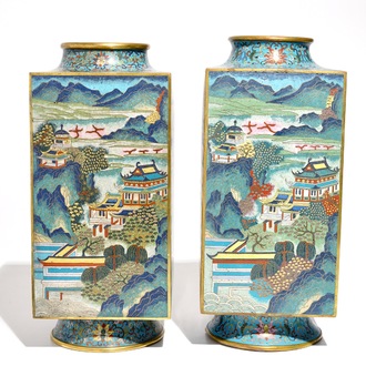 Une paire de vases de forme cong en cloisonné, marque de Qianlong, Chine, 19/20ème