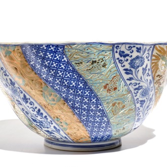 A large polychrome Japanese Imari bowl, 19th C.