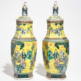 Une paire de vases hexagonaux en porcelaine de Chine famille verte sur fond jaune, 19ème