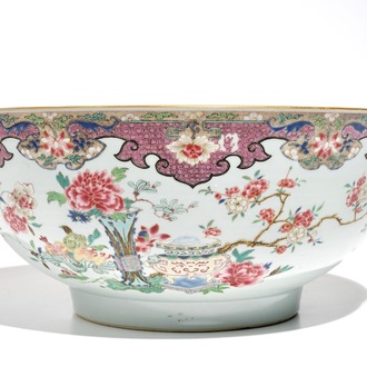 Un grand bol en porcelaine de Chine famille rose à décor d'antiquités, Yongzheng