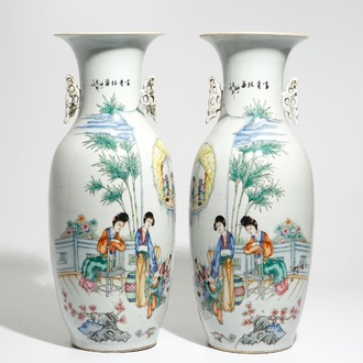 Une paire de grands vases en porcelaine de Chine famille rose à décor de figures et calligraphie, 19/20ème