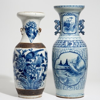 Deux grands vases en porcelaine de Chine bleu et blanc, 19/20ème