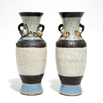 Une paire de vases en porcelaine de dit "de Nankin", 19ème