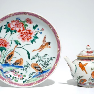 Une assiette et une théière en porcelaine de Chine famille rose à décor d'oies, Yongzheng/Qianlong
