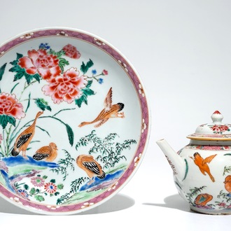 Een Chinese famille rose theepot en een bord met decor van ganzen, Yongzheng/Qianlong