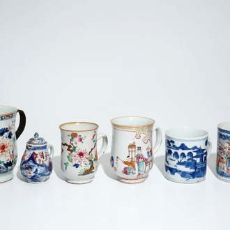 Cinq chopes et une verseuse en porcelaine de Chine famille rose et bleu et blanc, Qianlong et postérieur